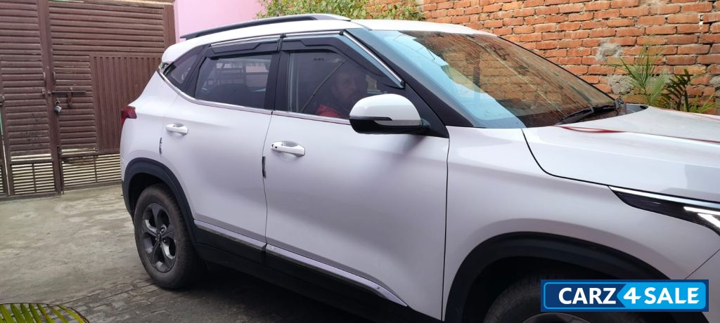 White Pearl Kia Seltos HTK PLUS