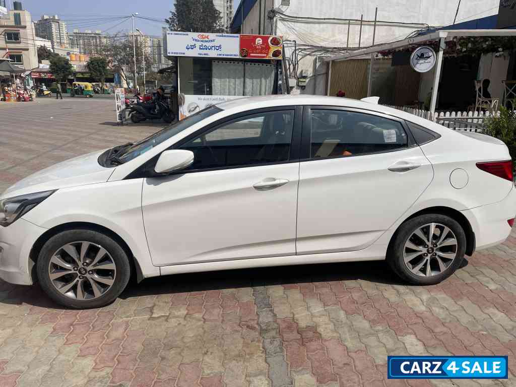 White Hyundai Verna 1.6