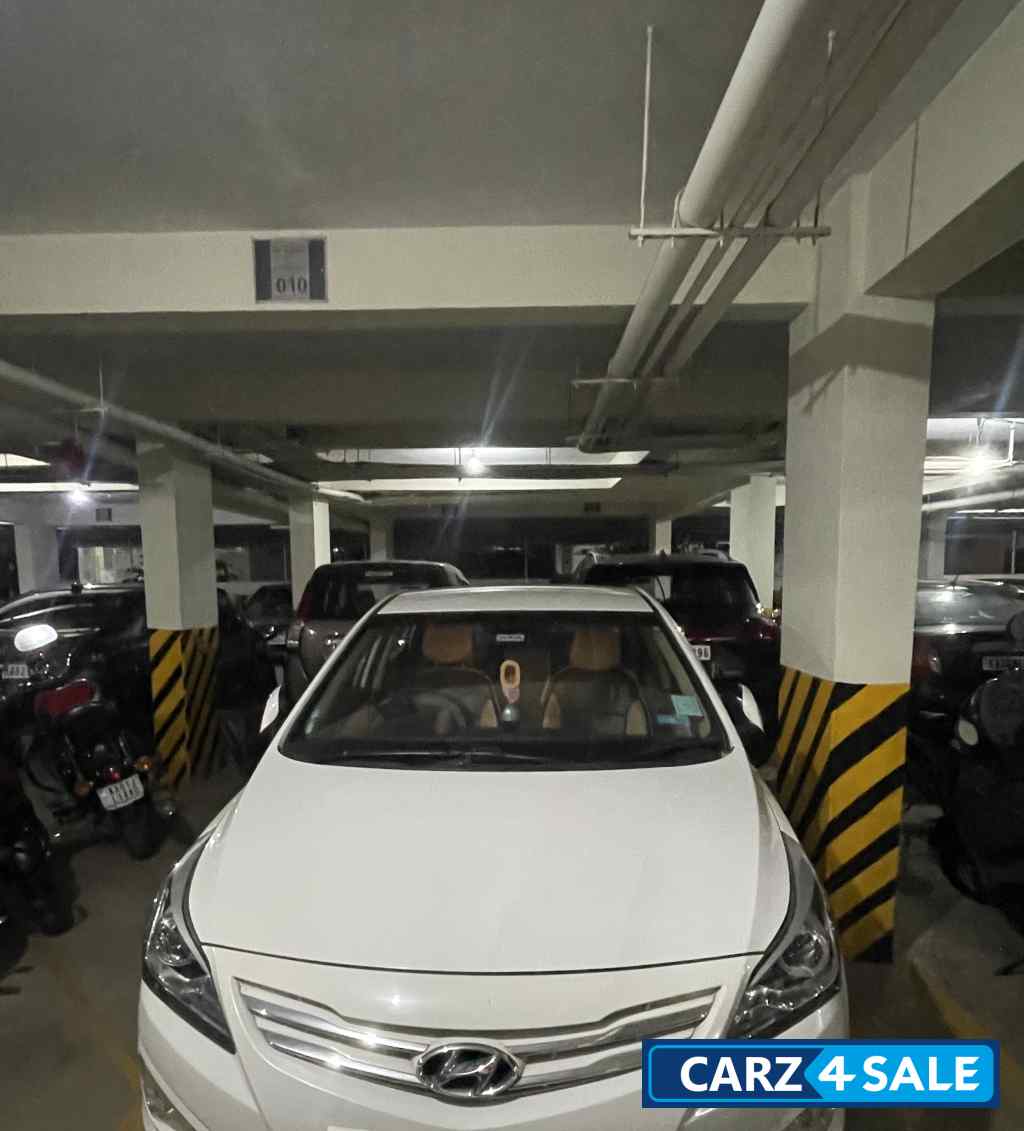 White Hyundai Verna 1.6