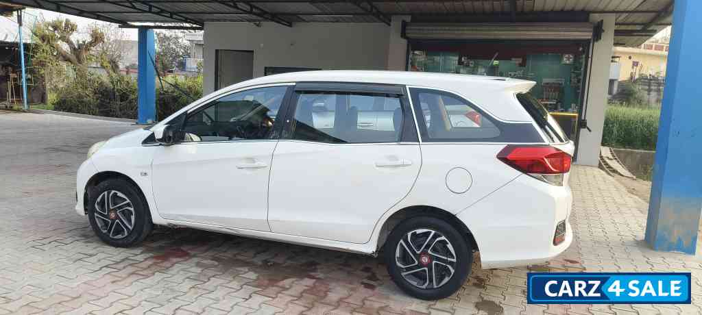 White Honda Mobilio