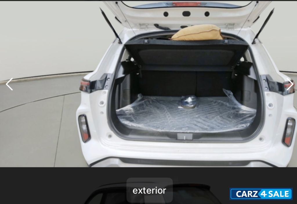 White Maruti Suzuki Grand Vitara Sigma