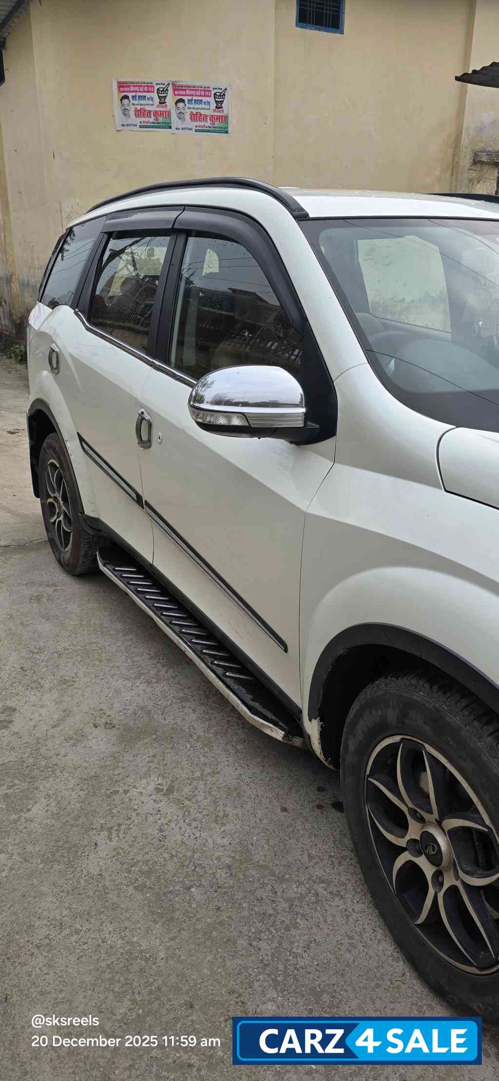 White Mahindra XUV 500 W7