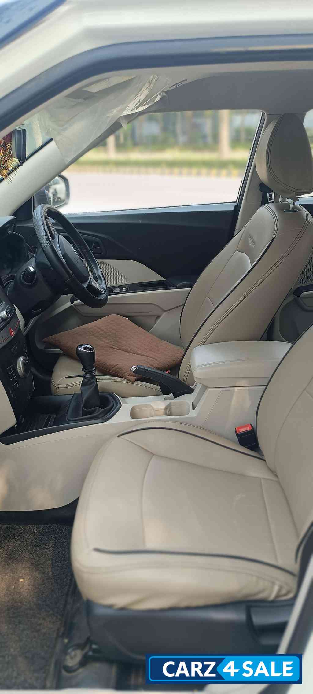 White Mahindra XUV300 W6