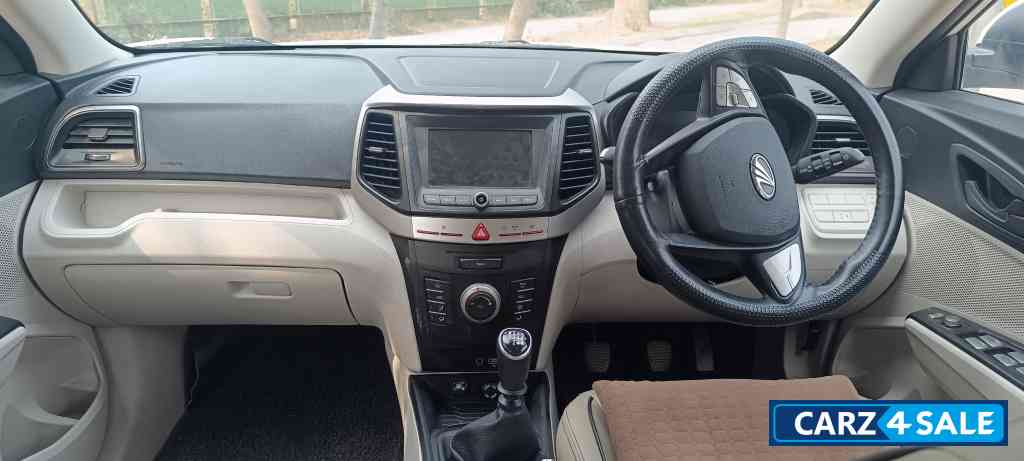 White Mahindra XUV300 W6