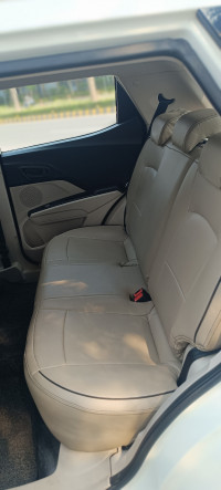 White Mahindra XUV300 W6