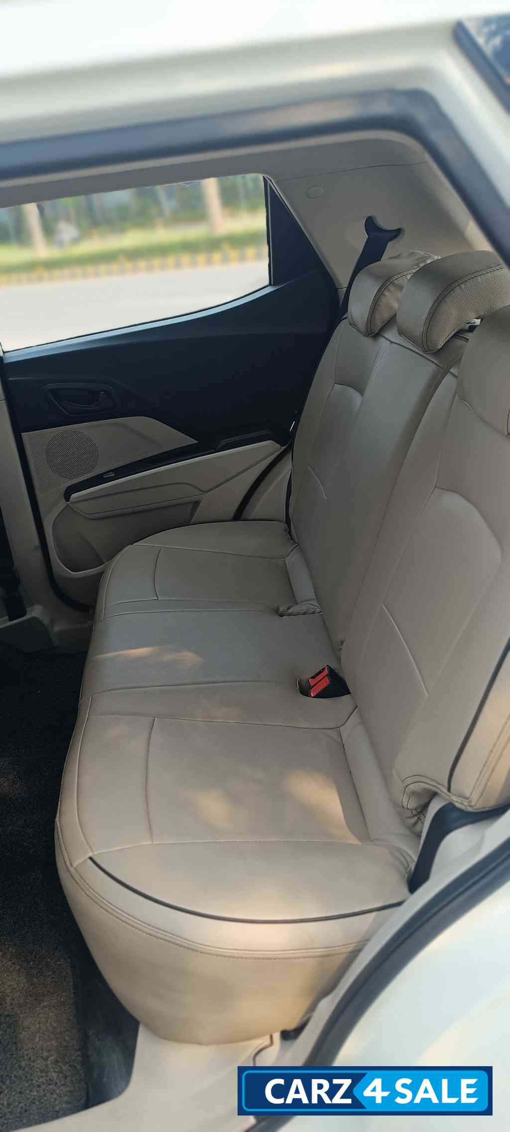 White Mahindra XUV300 W6