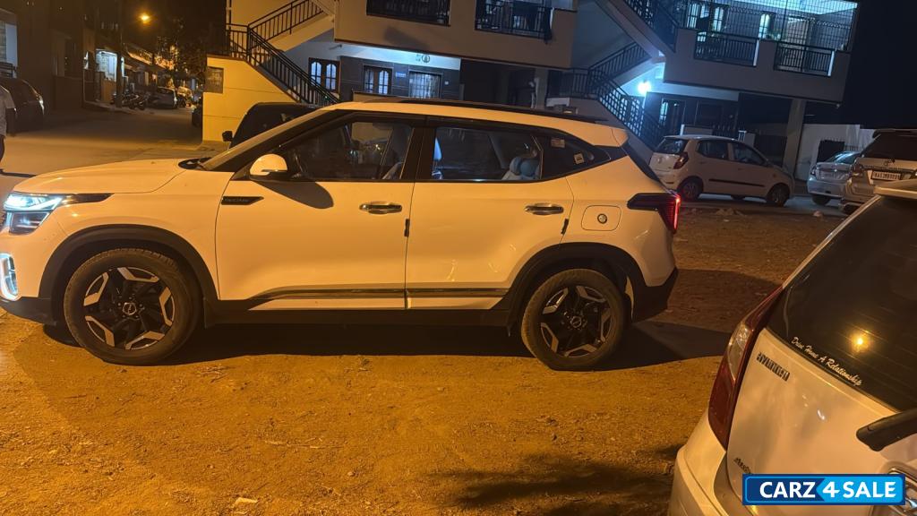 White Kia Seltos HTX IVT automatic petrol White Kia Seltos HTX IVT automatic petrol