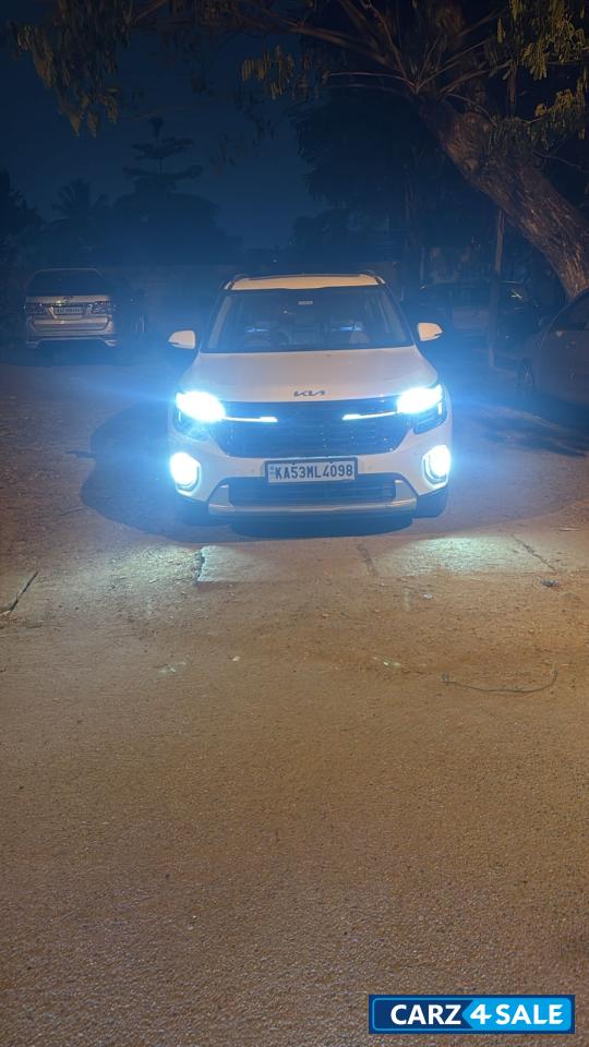 White Kia Seltos HTX IVT automatic petrol White Kia Seltos HTX IVT automatic petrol