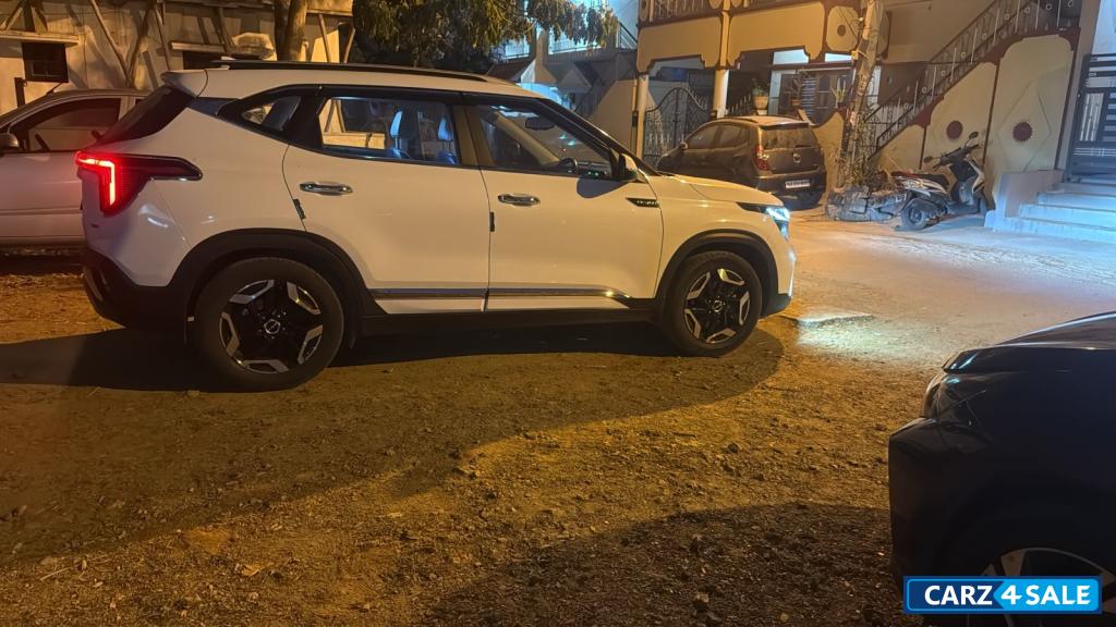 White Kia Seltos HTX IVT automatic petrol White Kia Seltos HTX IVT automatic petrol