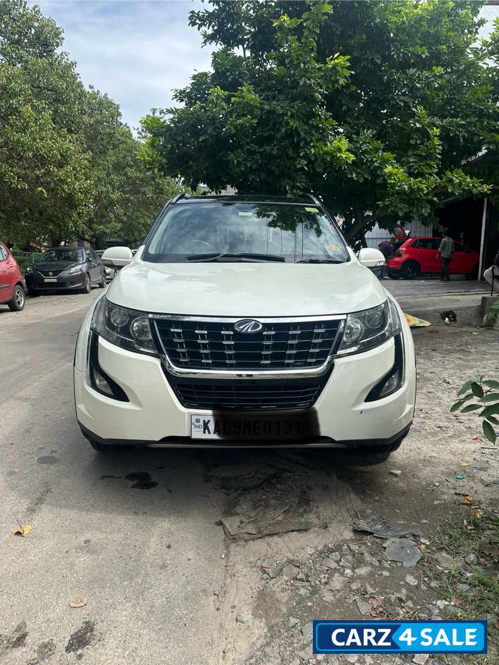 Pearl White Mahindra XUV 500 W9