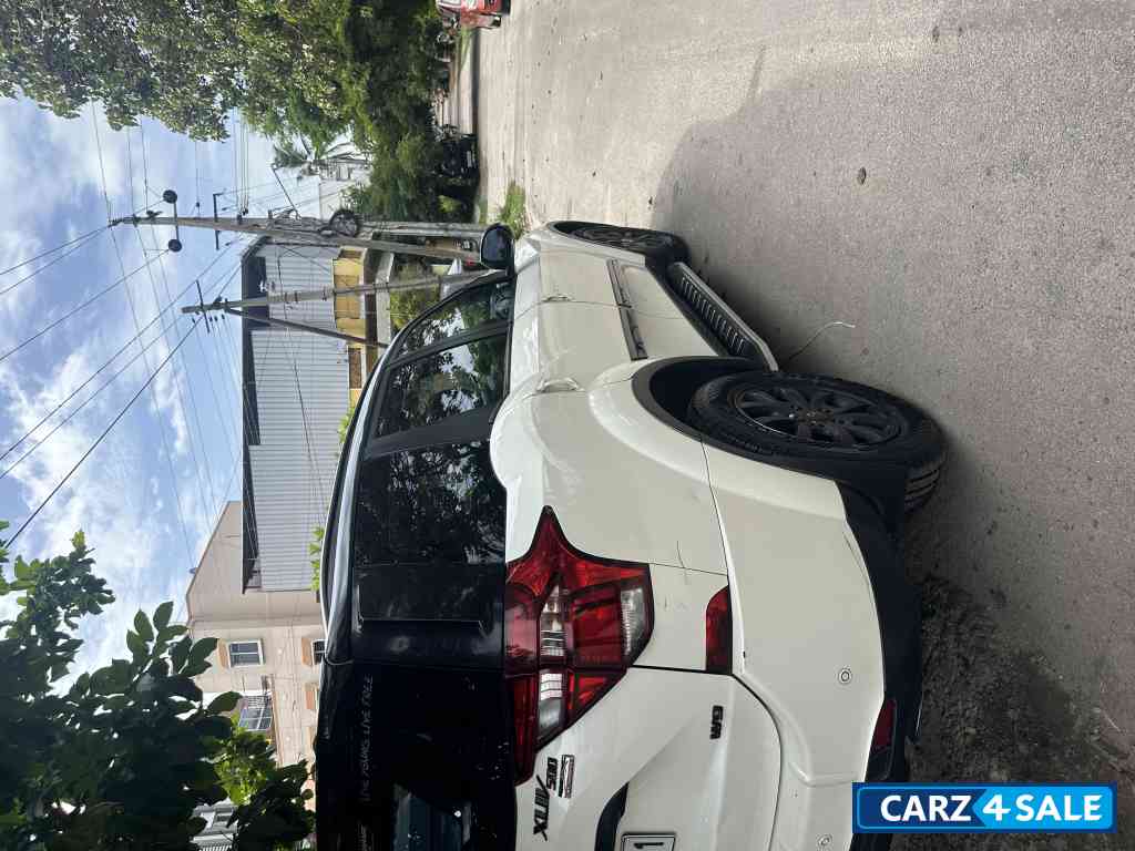 Pearl White Mahindra XUV 500 W9