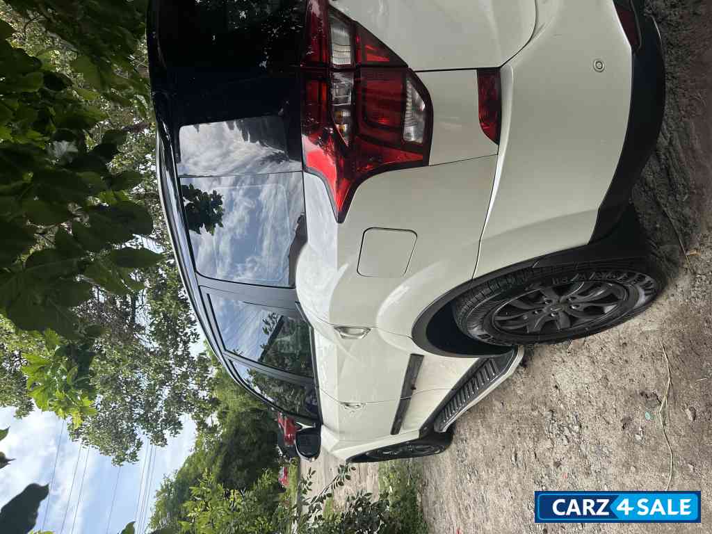 Pearl White Mahindra XUV 500 W9
