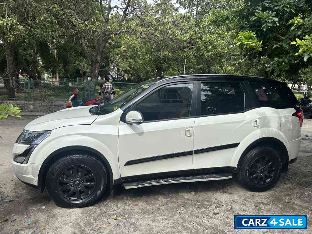 Pearl White Mahindra XUV 500 W9