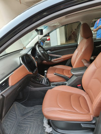 Black MG Hector Plus Select Diesel MT 7 STR