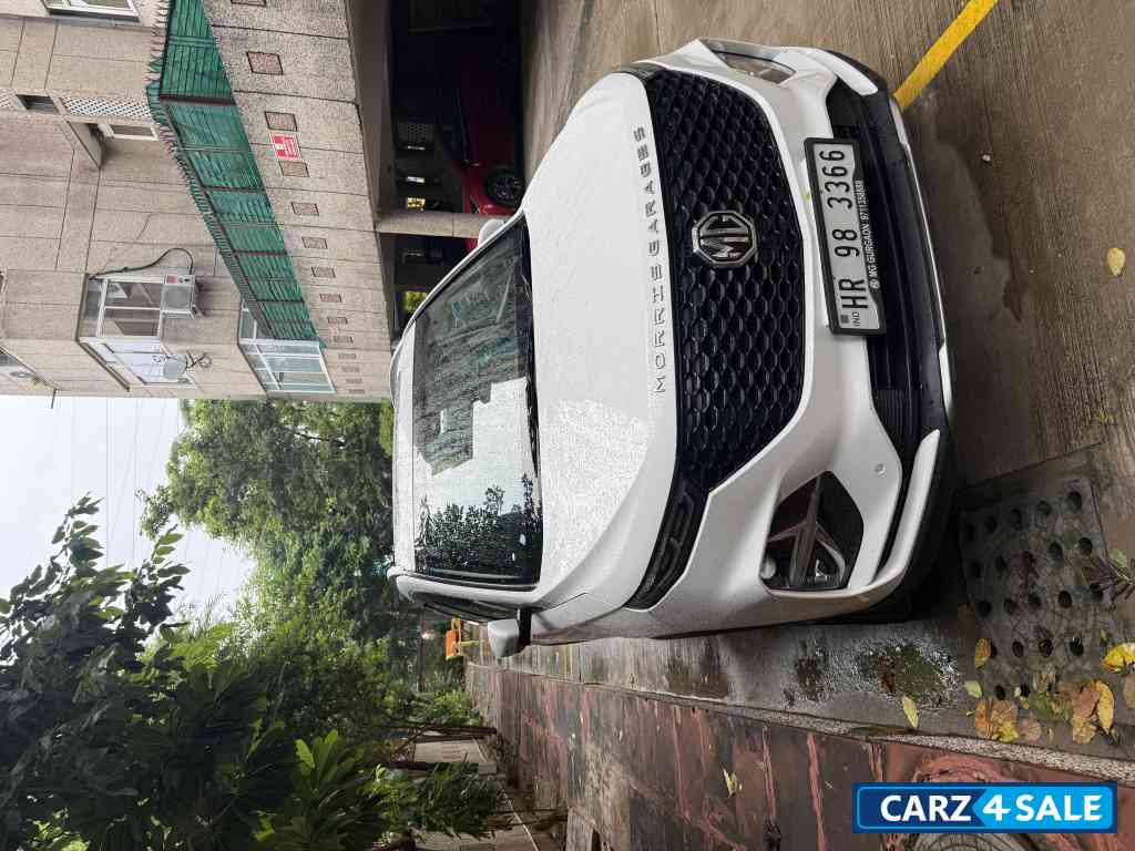 White MG Hector Plus Smart 1.5 DCT