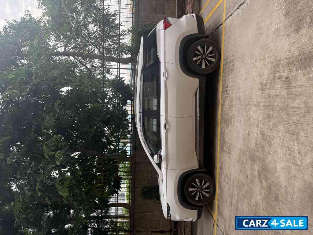 White MG Hector Plus Smart 1.5 DCT