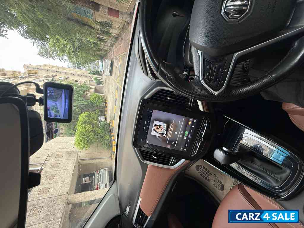 White MG Hector Plus Smart 1.5 DCT