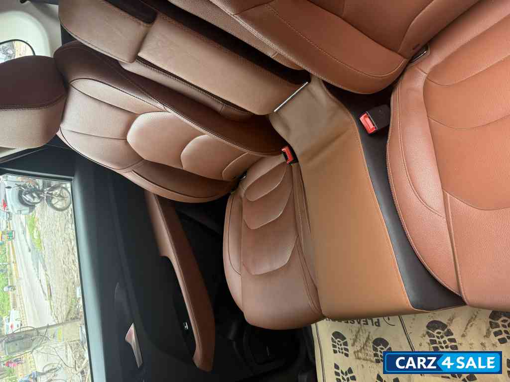 White MG Hector Plus Smart 1.5 DCT