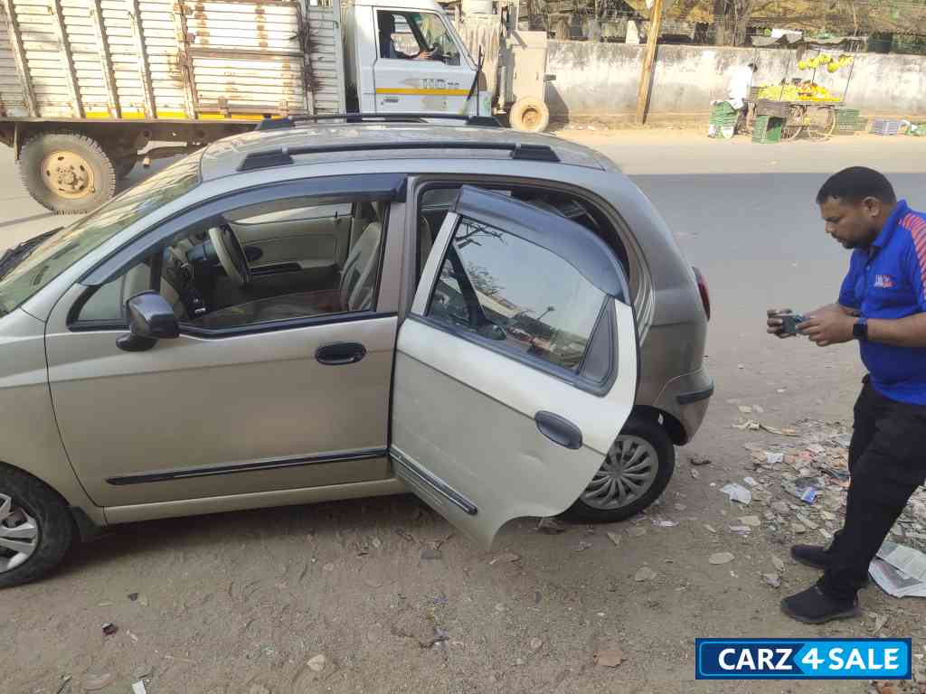 Golden Chevrolet Spark LS1.0