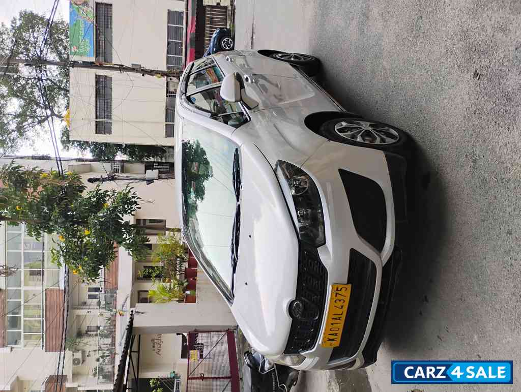 Silver Mahindra Marazzo M2