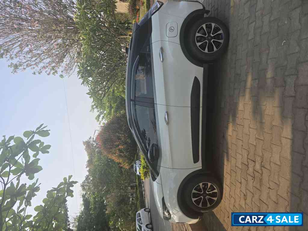 White Tata Nexon XZ