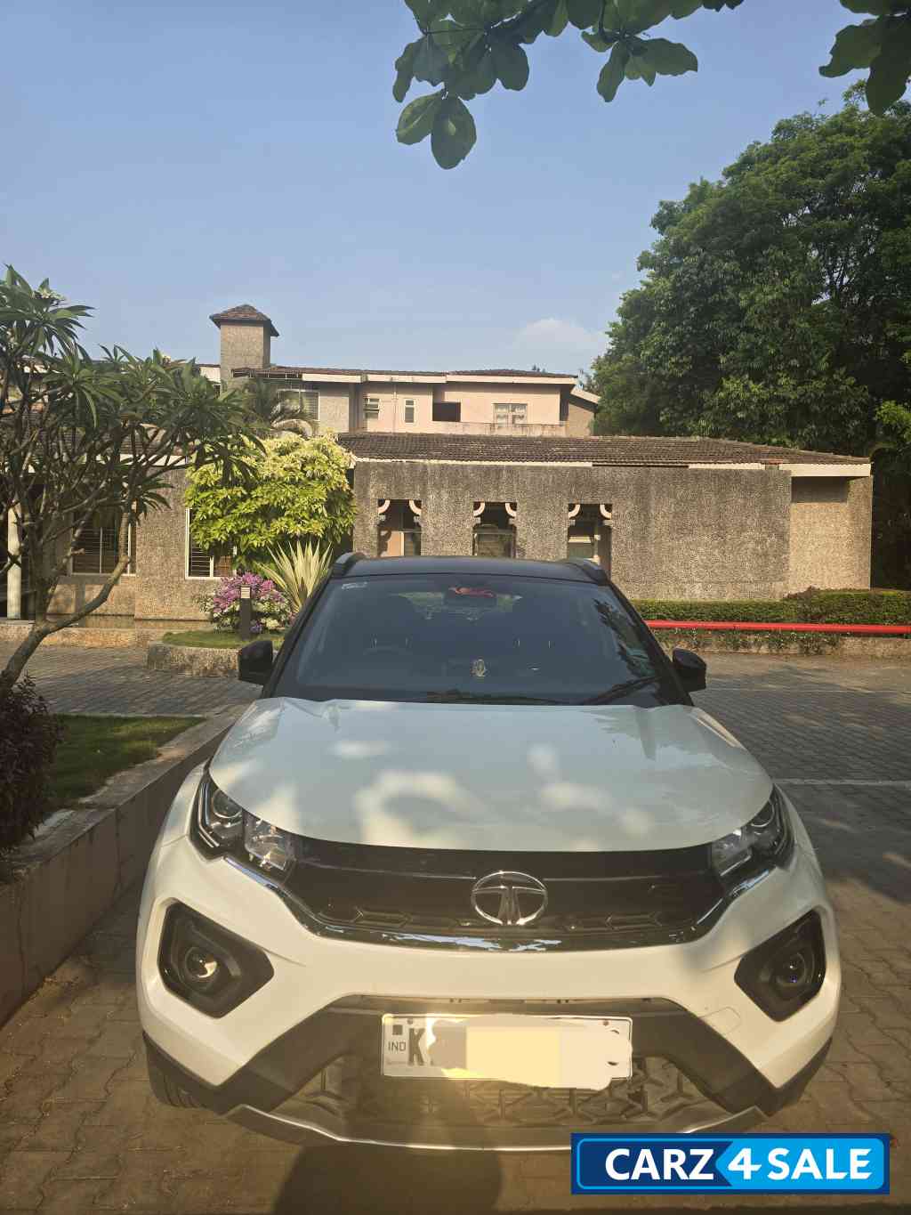 White Tata Nexon XZ