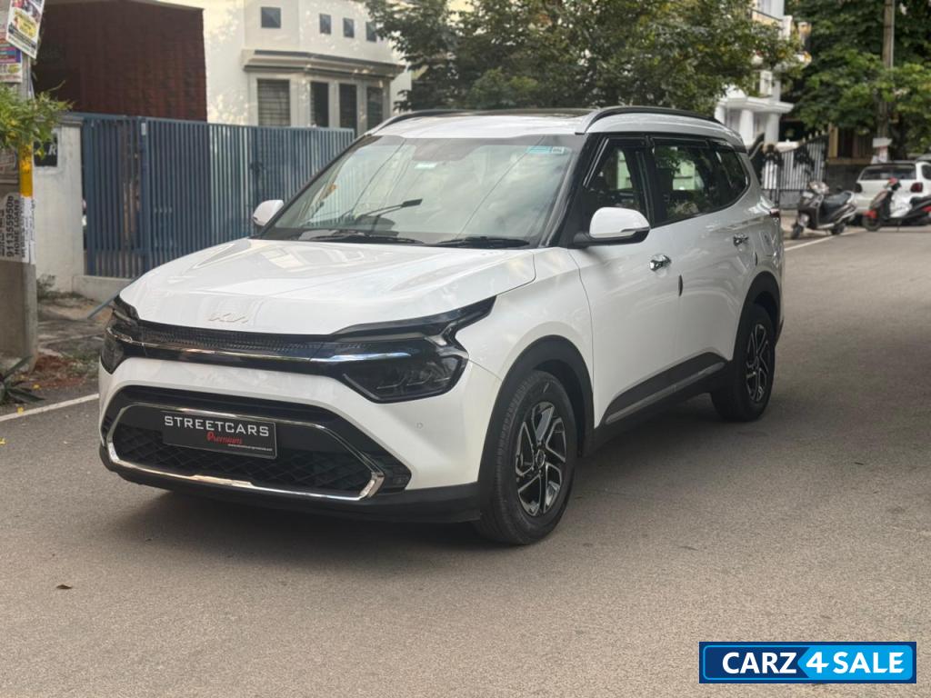 White Kia Carens Luxury Plus DCT 7 STR White Kia Carens Luxury Plus DCT 7 STR