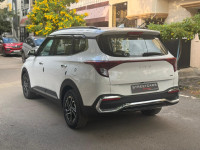 White Kia Carens Luxury Plus DCT 7 STR