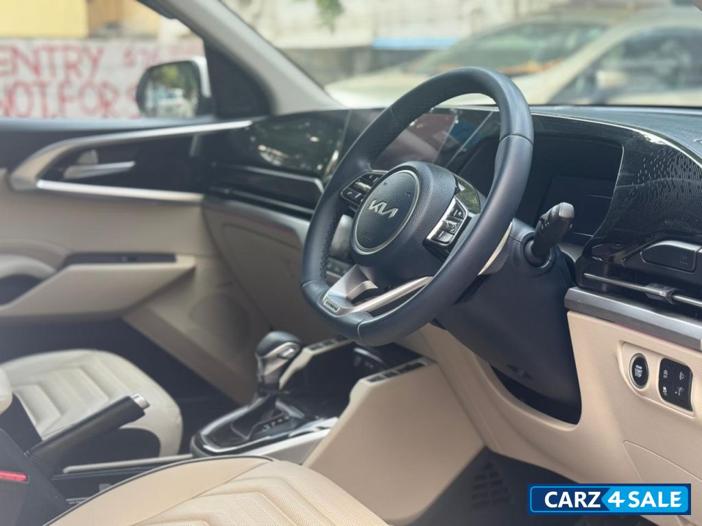 White Kia Carens Luxury Plus DCT 7 STR White Kia Carens Luxury Plus DCT 7 STR