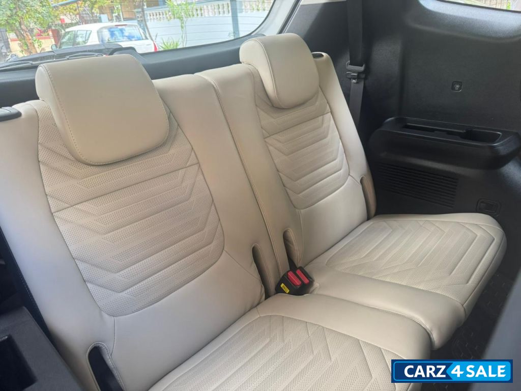 White Kia Carens Luxury Plus DCT 7 STR White Kia Carens Luxury Plus DCT 7 STR