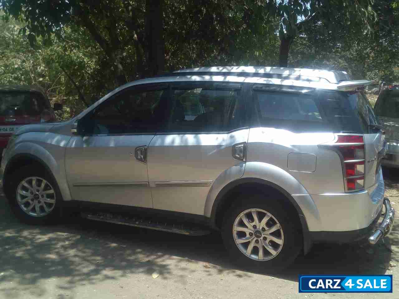 Silver Mahindra  XUV 500 R FWD W10