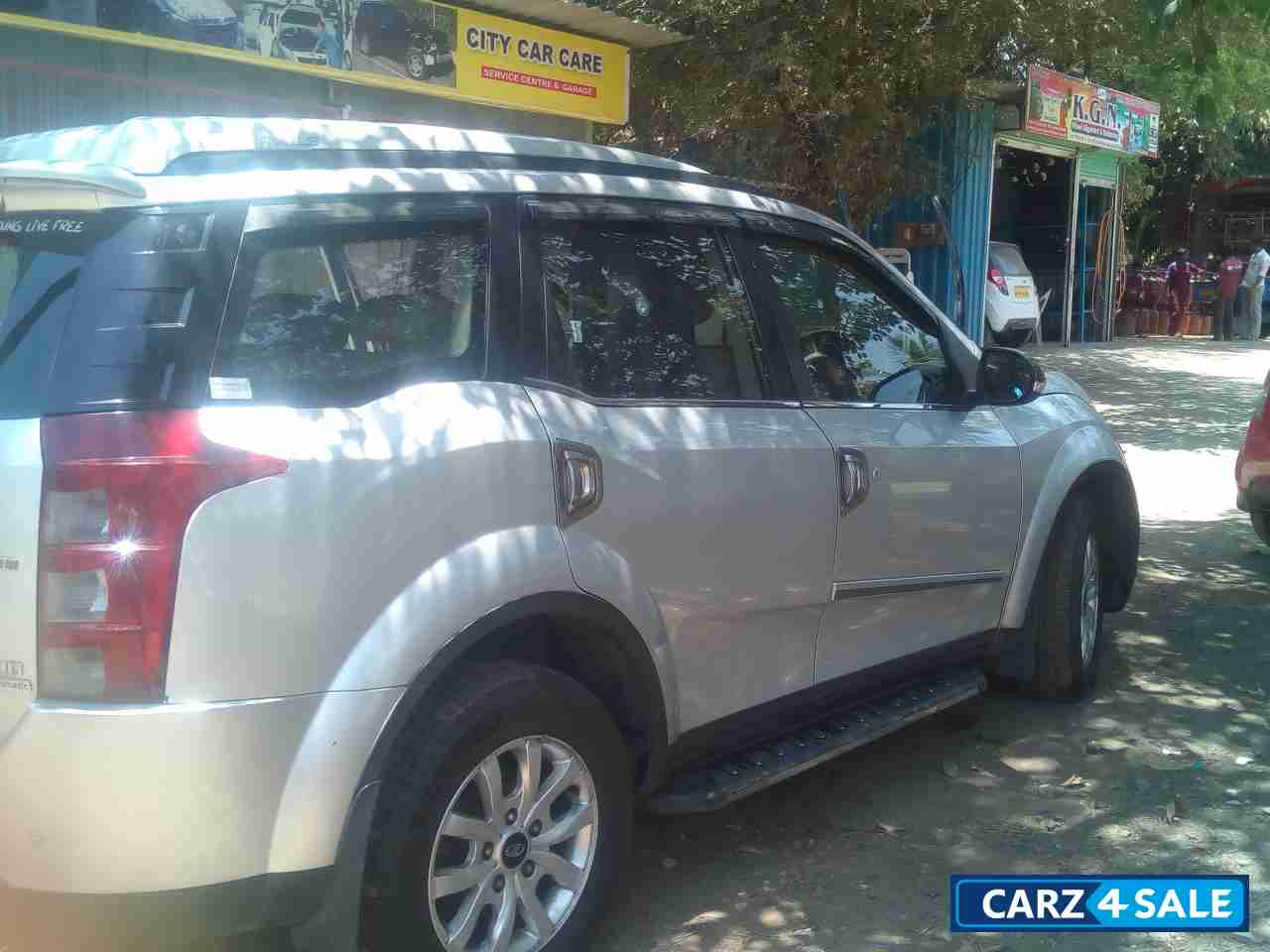 Silver Mahindra  XUV 500 R FWD W10