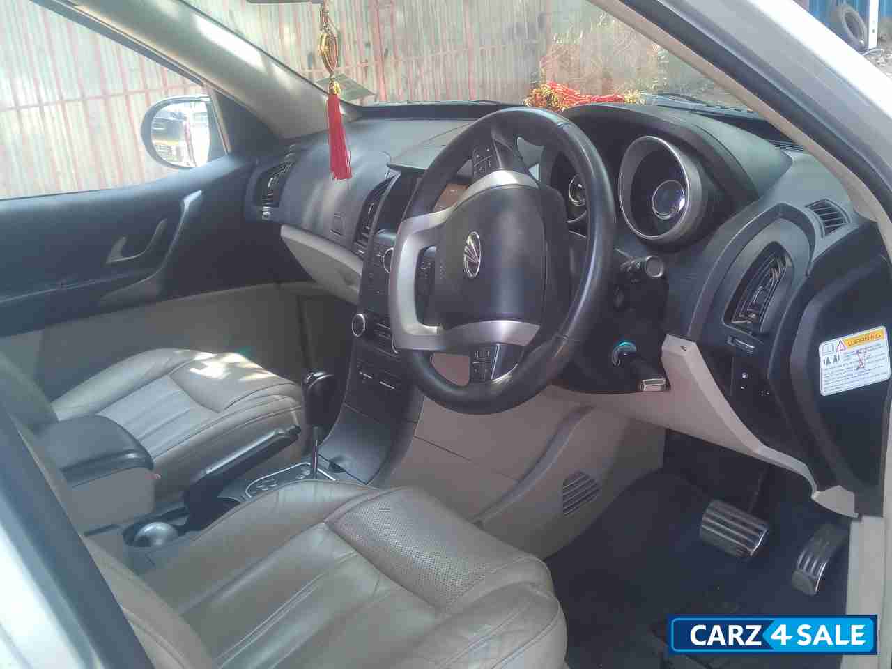 Silver Mahindra  XUV 500 R FWD W10