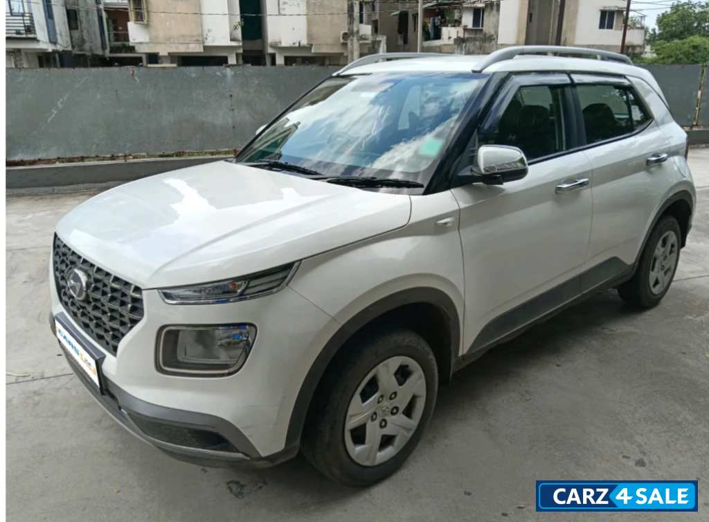 Polar White Hyundai Venue S