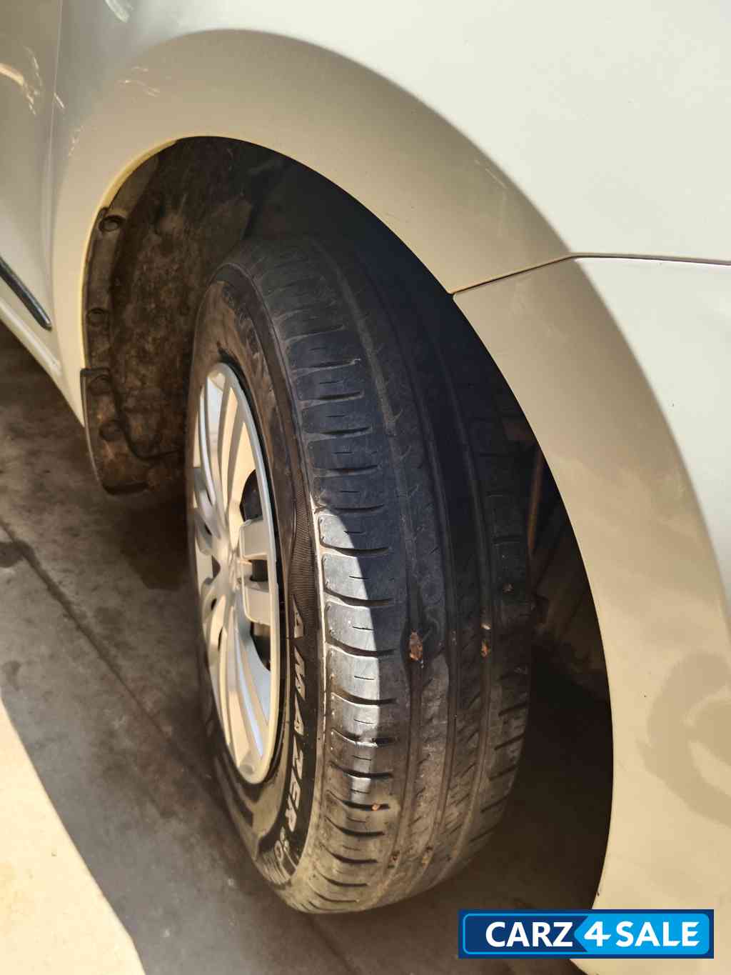 White Maruti Suzuki Dzire