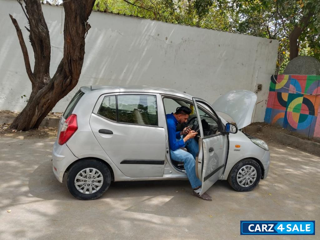 Silver Hyundai i10 Magna 1.1 Silver Hyundai i10 Magna 1.1