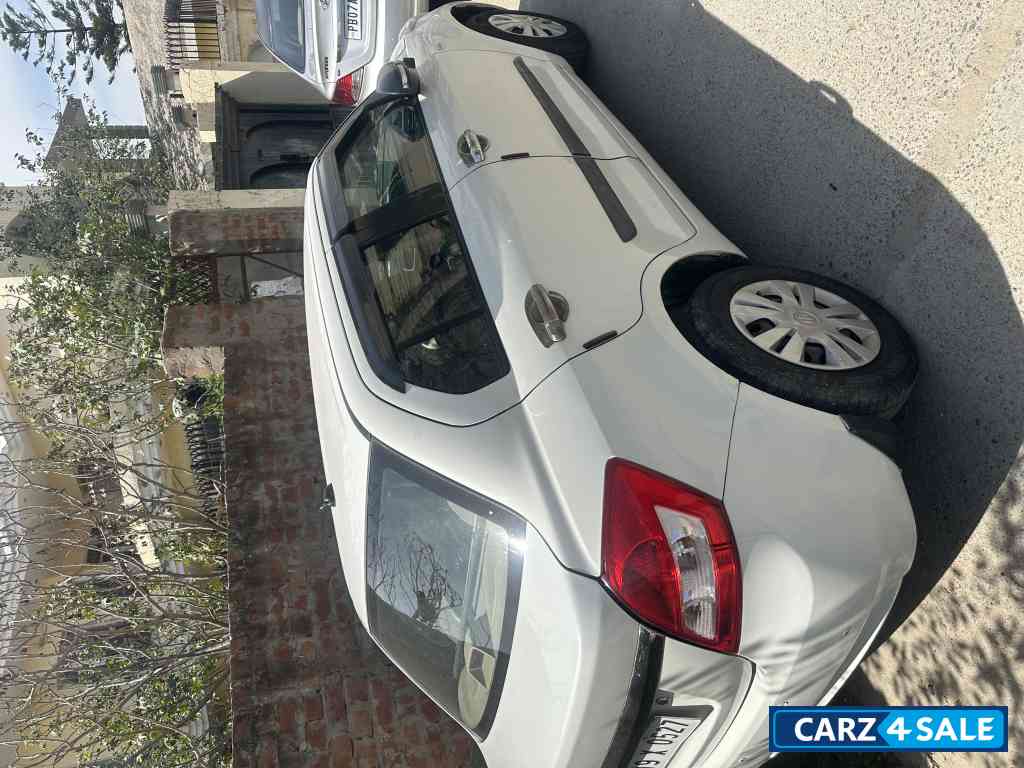 White Maruti Suzuki Dzire VDI