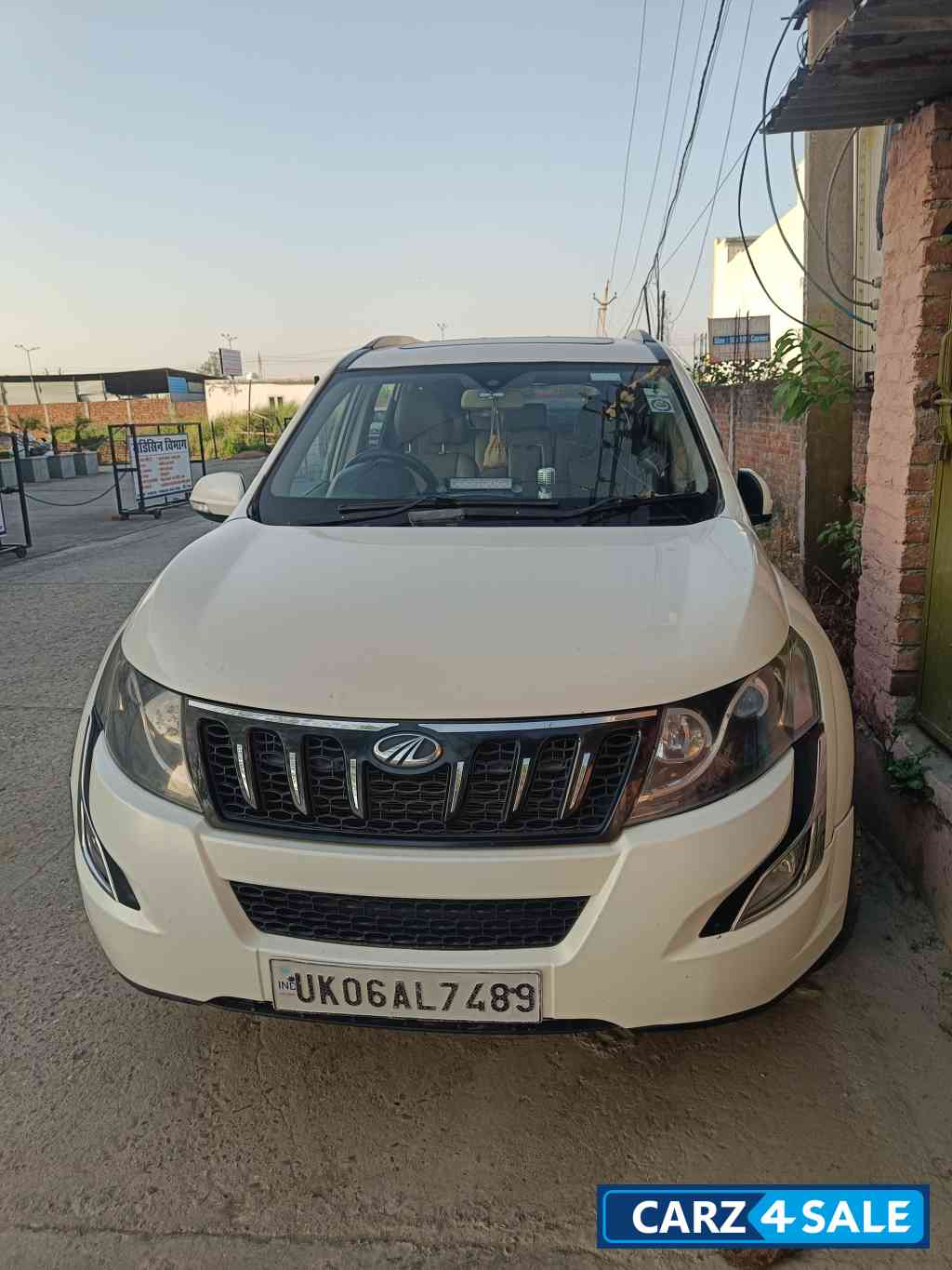 White Mahindra XUV 500 W10