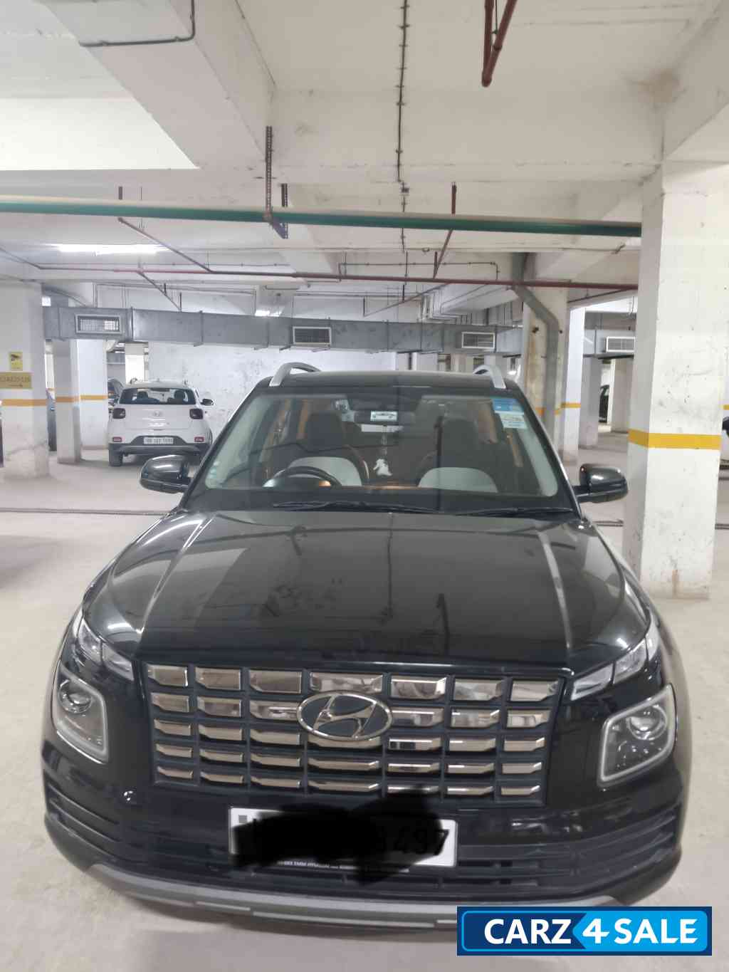 Black Hyundai Venue S optional