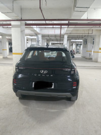 Black Hyundai Venue S optional