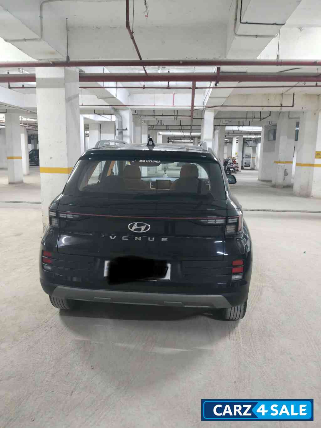 Black Hyundai Venue S optional