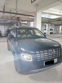 Black Hyundai Venue S optional