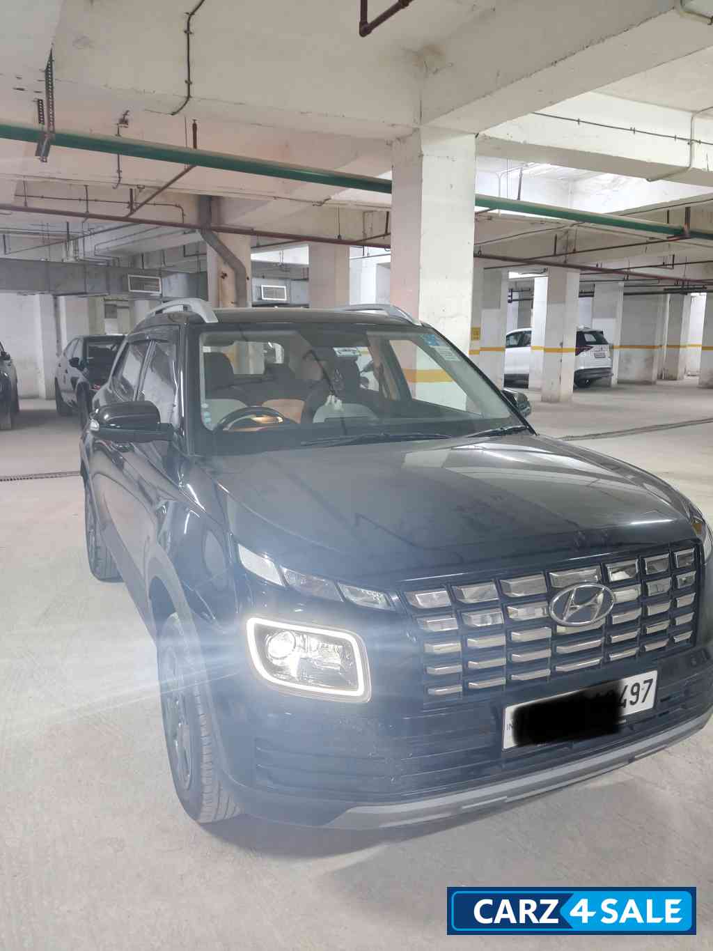 Black Hyundai Venue S optional