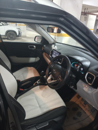 Black Hyundai Venue S optional