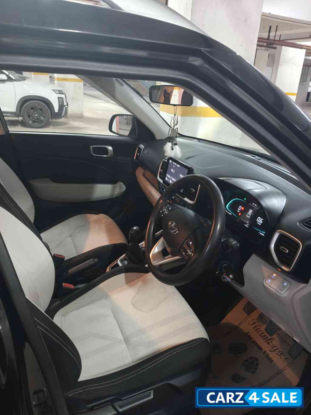 Black Hyundai Venue S optional