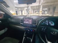 Black Hyundai Venue S optional