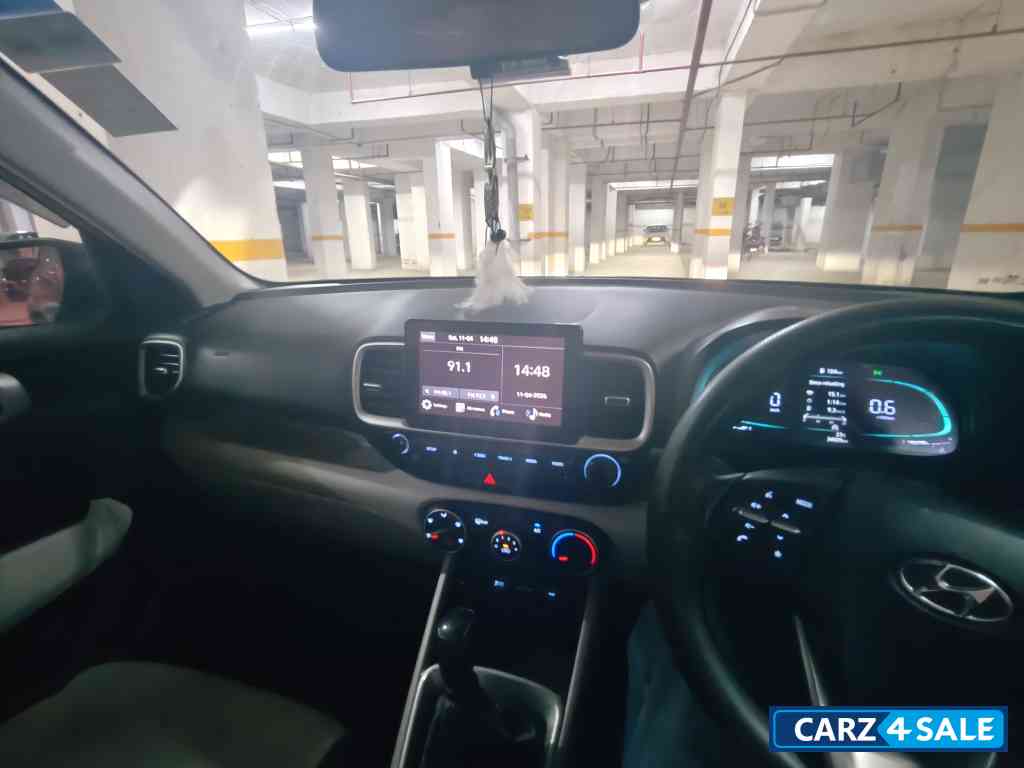 Black Hyundai Venue S optional