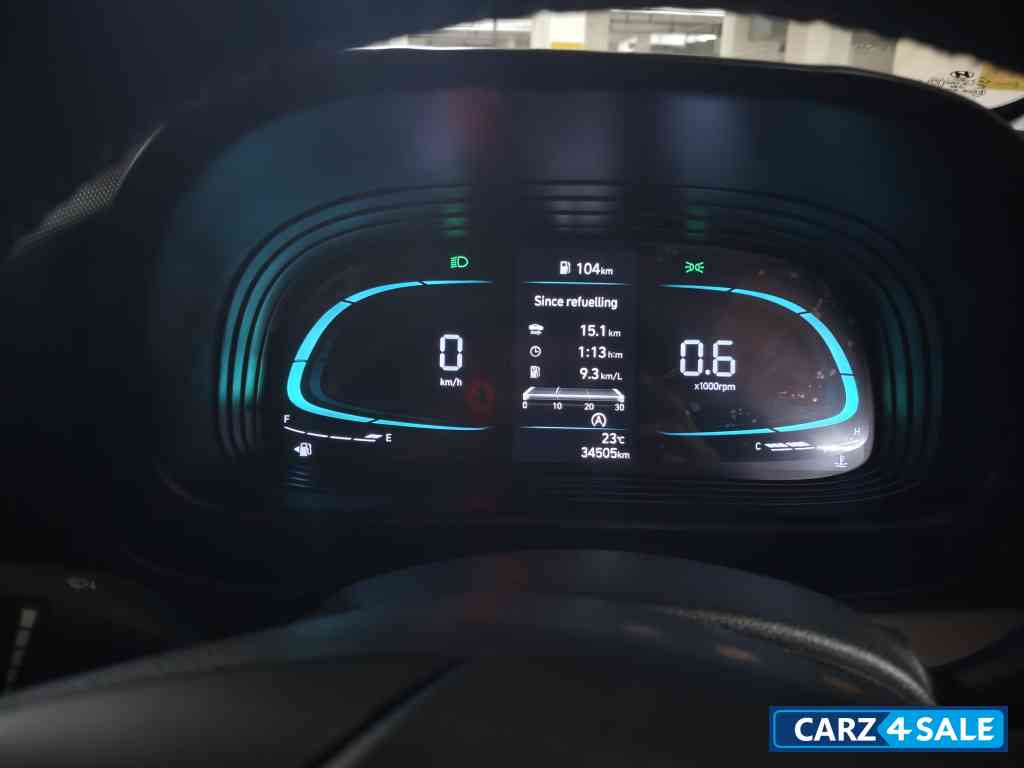 Black Hyundai Venue S optional