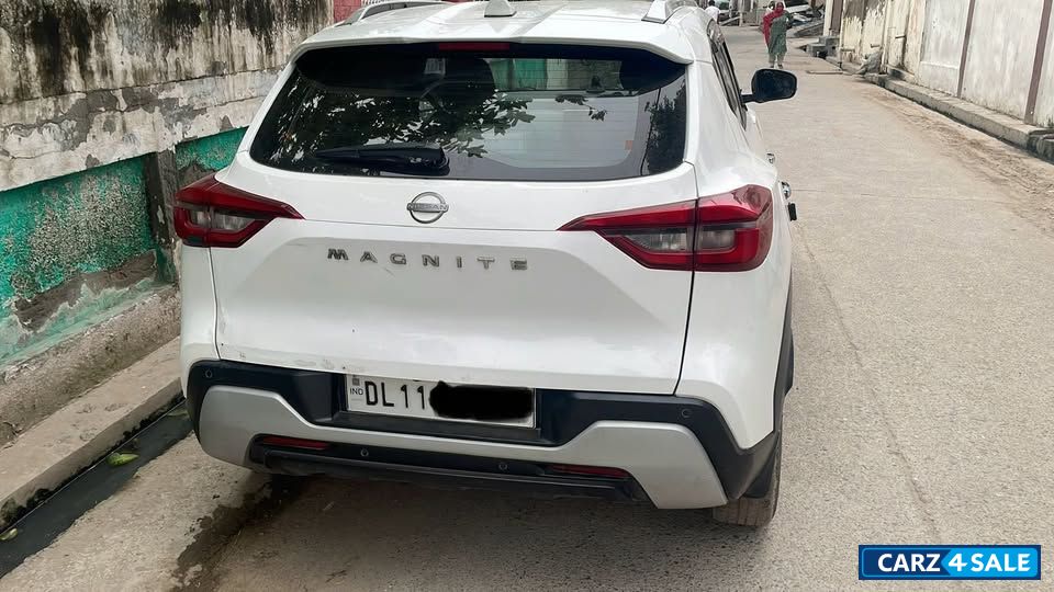 Storm White Nissan Magnite XV MT