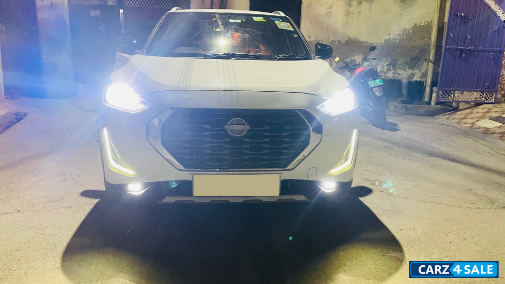 Storm White Nissan Magnite XV MT